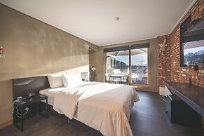 B&F Hotel