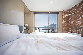 B&F Hotel