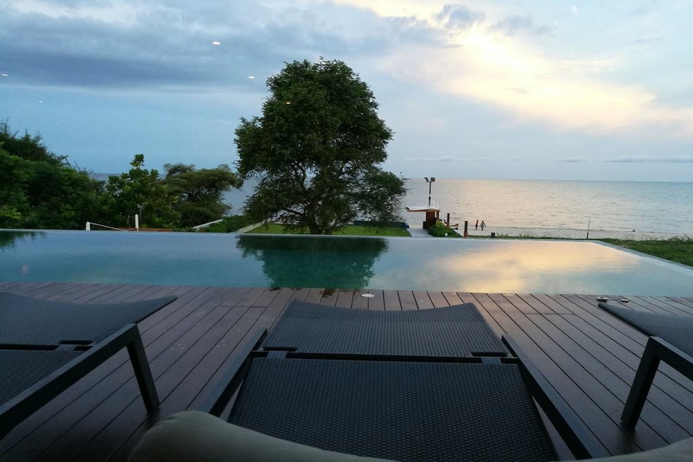 Baan Thew Talay Blue Sapphire 353