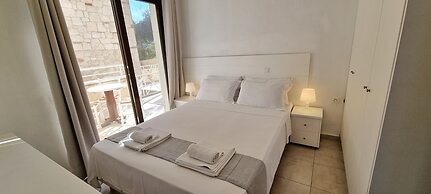 Bungalow White Apartments and Suites