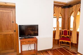 Amaru Colonial
