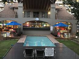 77 Grayston Apartment