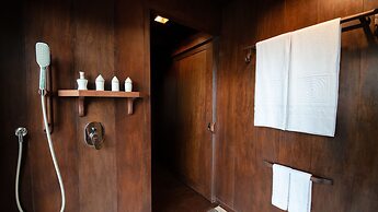 Mane Village Suites