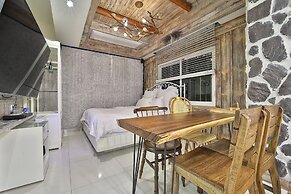 Hotel February Suseong