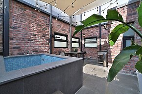 Hotel February Suseong