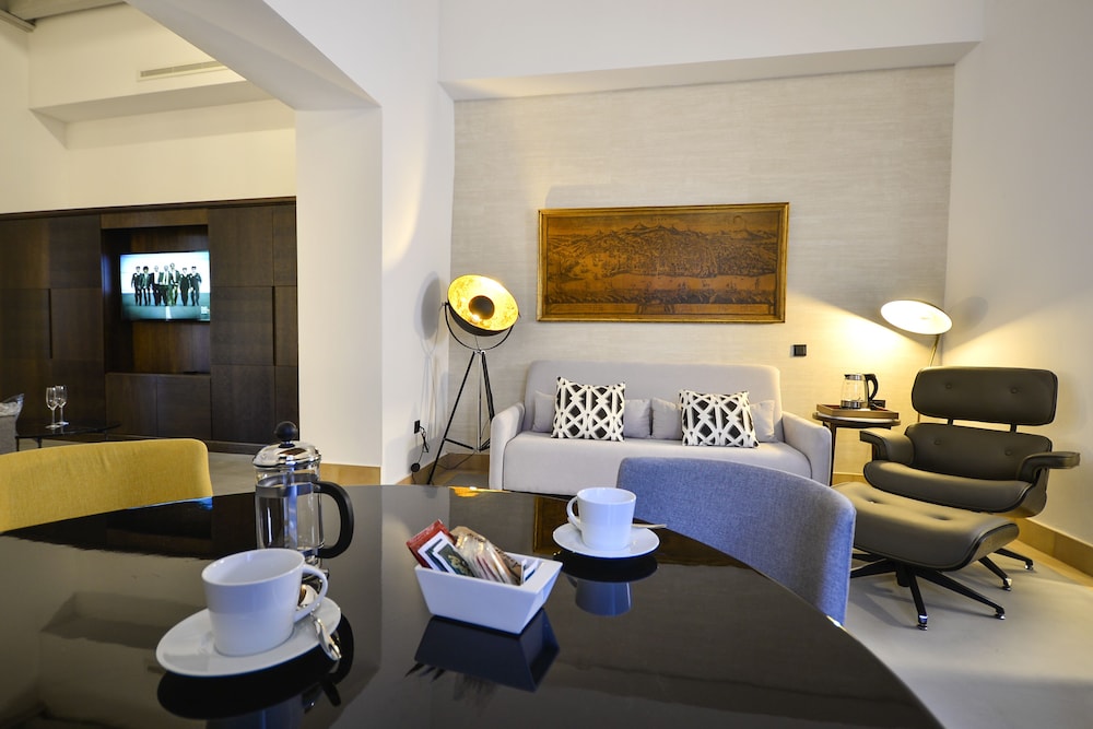 Legado Alcázar Hotel