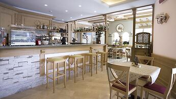 Alma Living Hotel