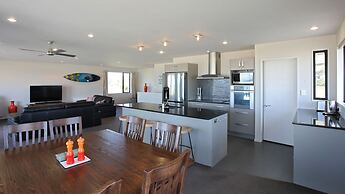 Curio Bay Salt House Motel