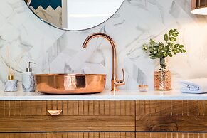 Nyx Chic Manor
