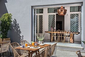 Nyx Chic Manor