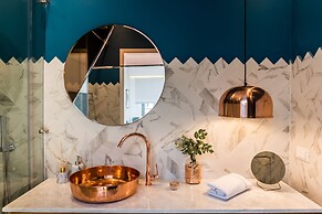 Nyx Chic Manor