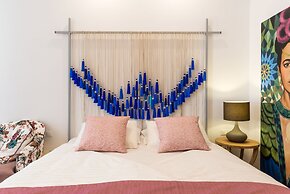 Nyx Chic Manor