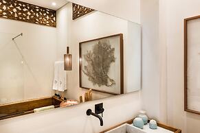 Nyx Chic Manor