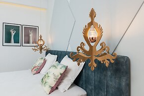 Nyx Chic Manor