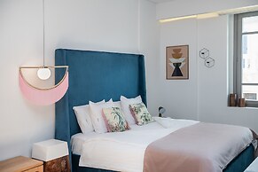 Nyx Chic Manor