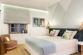 Nyx Chic Manor