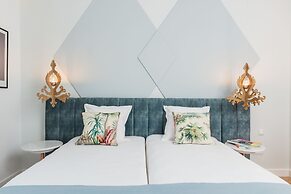 Nyx Chic Manor