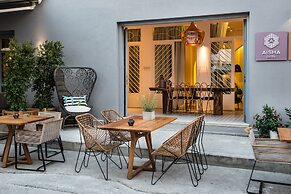 Nyx Chic Manor