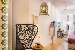 Nyx Chic Manor