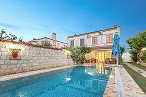 Alaroof Hotel  ( +15 )