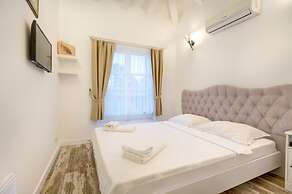 Alaroof Hotel  ( +15 )