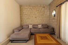 Alaroof Hotel  ( +15 )