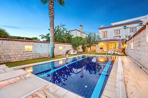 Alaroof Hotel  ( +15 )