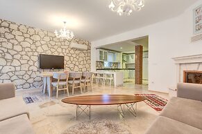 Alaroof Hotel  ( +15 )