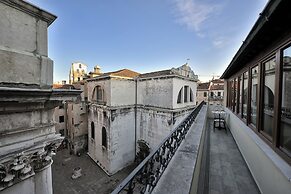 Al Theatro Palace