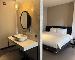Rivertain Hotel