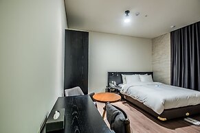 Rivertain Hotel
