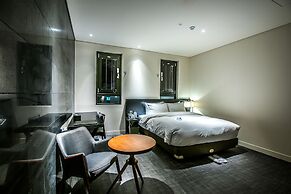 Rivertain Hotel