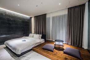 Rivertain Hotel