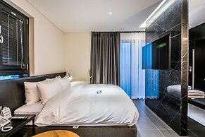 Rivertain Hotel