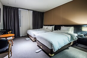 Rivertain Hotel