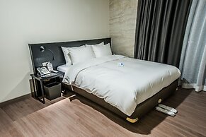 Rivertain Hotel