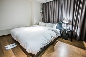Rivertain Hotel