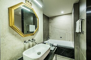 Rivertain Hotel