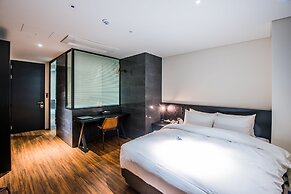 Rivertain Hotel