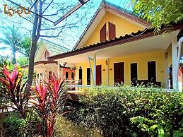 Aioun At Amphawa