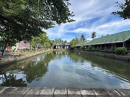 Aioun At Amphawa