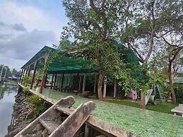 Aioun At Amphawa