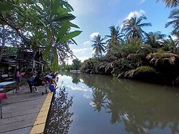 Aioun At Amphawa