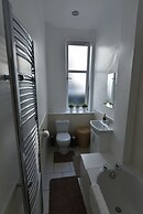 First - Meadowbank House Apartment