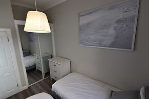 First - Meadowbank House Apartment