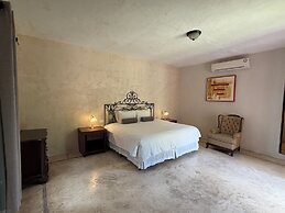 Art 64 Guest House – Adults Only