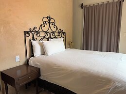 Art 64 Guest House – Adults Only