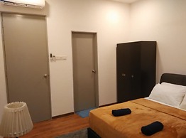 Cozy Crib at 7 Tree Seven Residence