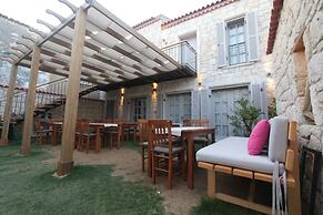 Alacati Cona Otel