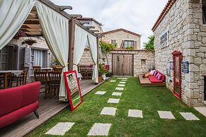 Alacati Cona Otel